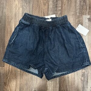 Good American brand Women's Dark Blue Denim Elastic Waist Shorts with pockets
